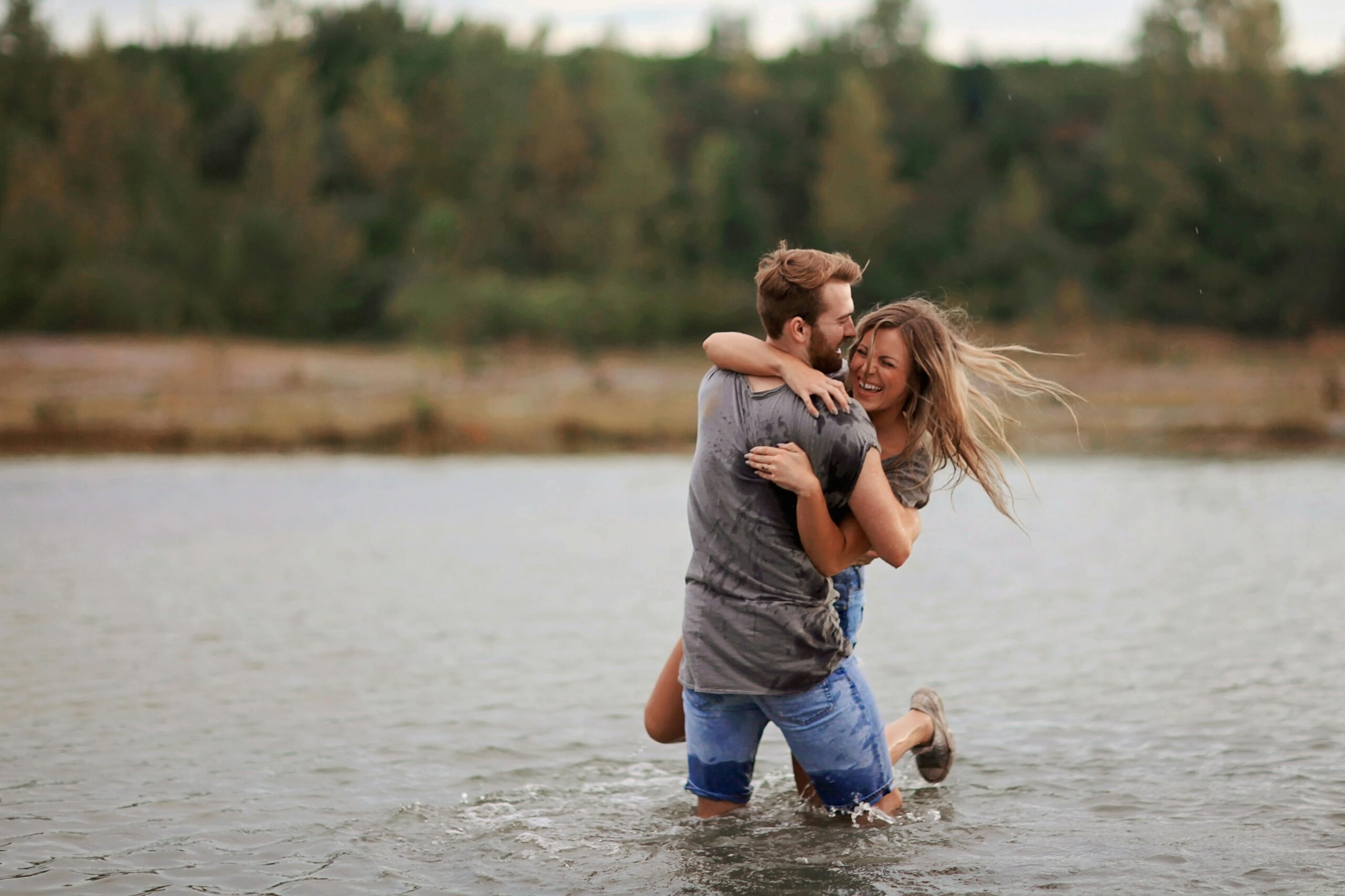 My Husband Took a Photo of Me Just before I Threw My Rings into the Ocean – Was I Right in Teaching Him a Real Lesson?