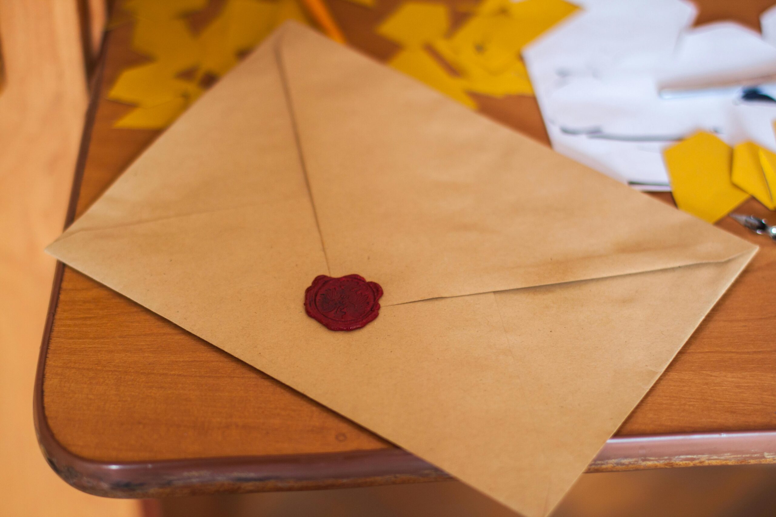 Brown paper envelope on the table. | Photo: Pexels
